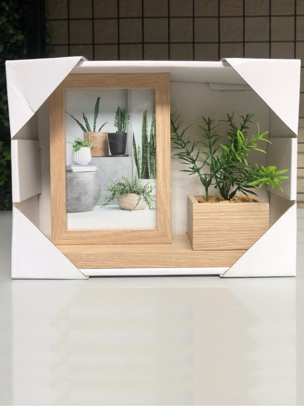 Cadre photo naturel avec plante artificielle sur étagère